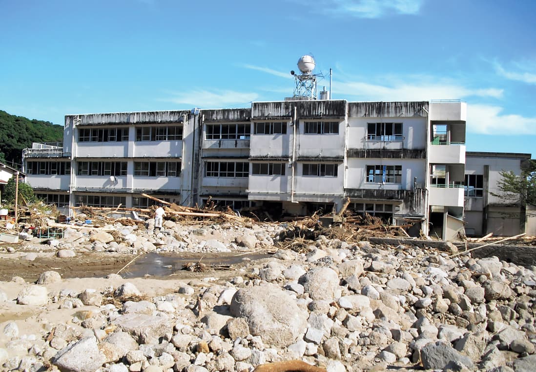 写真：那智川流域の市野々小学校を襲った河川氾濫および土石流