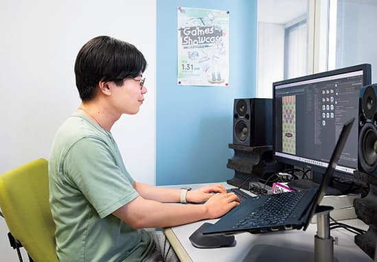 写真：PCに向かっている橋詰さん