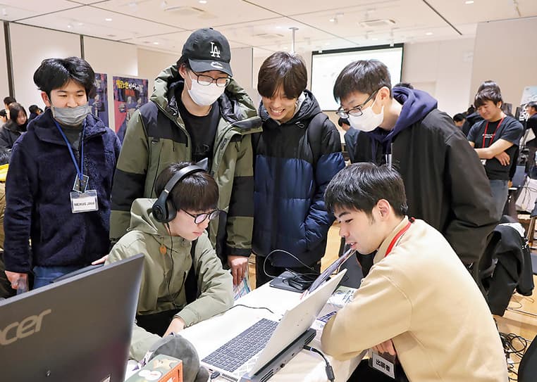 写真：コミュニティで制作されたゲームを試遊する様子