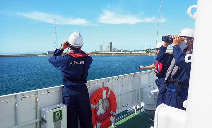 写真：海上保安庁との合同パトロールの様子