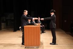 新規採用職員辞令交付式の写真