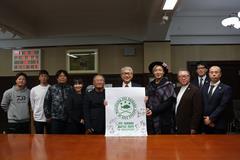 タレントフィッシングカップ主宰のつるの剛士さんらの表敬訪問