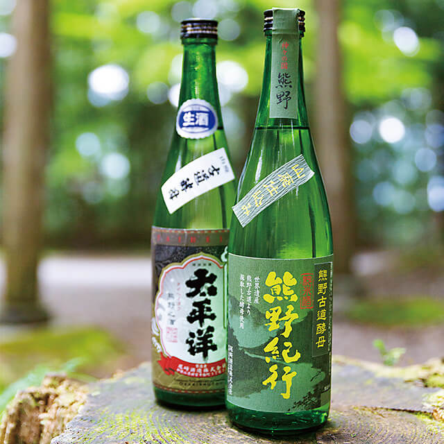 右が古道酵母で醸した純米酒の「熊野紀行」。左が新しい古道酵母(KODO.ec162株)で醸した山廃純米無濾過生原酒「太平洋」