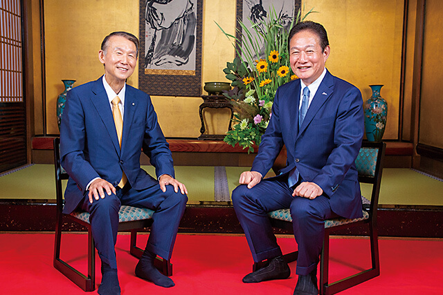 真田昌幸信繁の父、昌幸公が座したと伝わる上段の間にて対談中の井上慎一氏と知事。