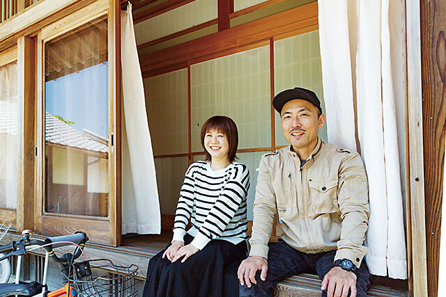 縁側に腰掛ける新田さん夫婦