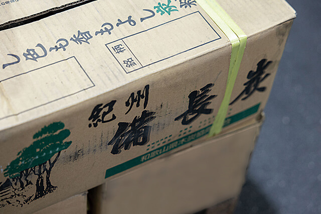 段ボールに入った紀州備長炭