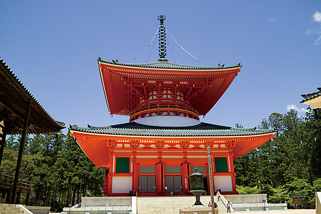 根本大塔。五輪塔を模した多宝塔。