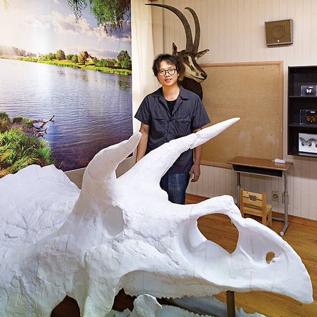 アンフィ合同会社の佐々木さんと制作中の実物大トリケラトプス