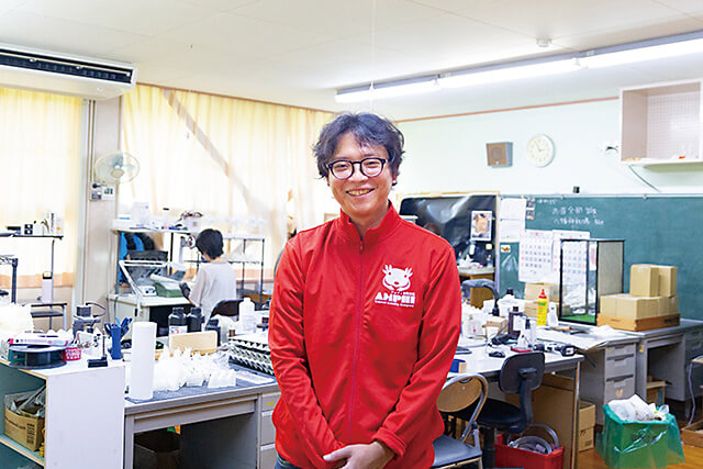 アンフィ合同会社の代表佐々木さんと社内の様子