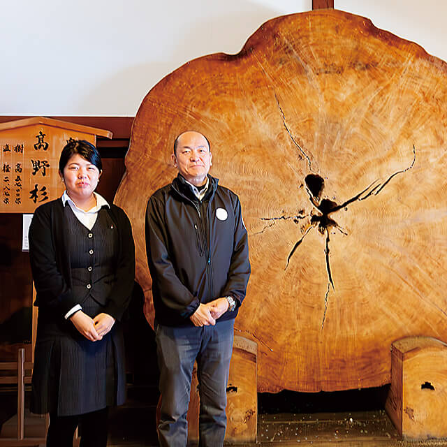 樹齢700年以上になる高野杉と金剛峯寺山林部課長の中尾ご夫妻。