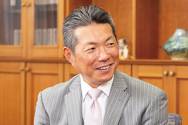 対談中の小久保氏