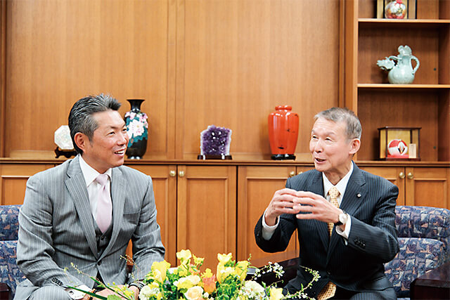 対談中の小久保氏と岸本和歌山県知事