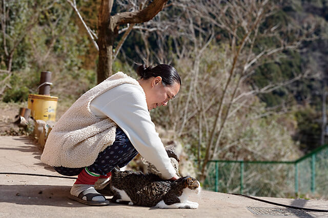 長女猫の冬ちゃんに語りかける周子さん