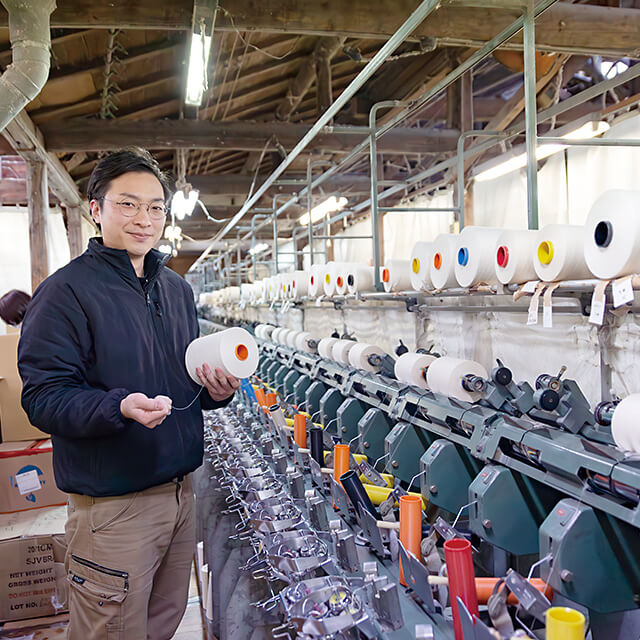 製造された多種多様な撚糸と社長の林さん