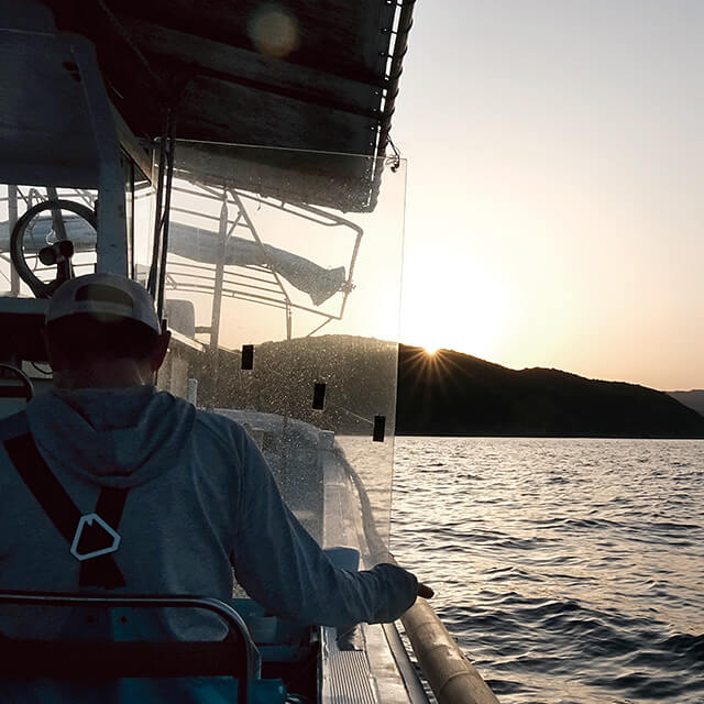 和歌山海の恵み/朝日が昇り行く加太の沖。漁師と一本の釣り糸。