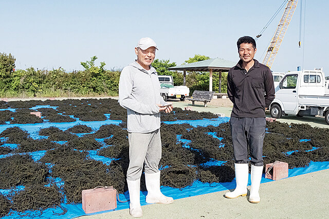 加美さんと研修中の泊里充浩さん(右)