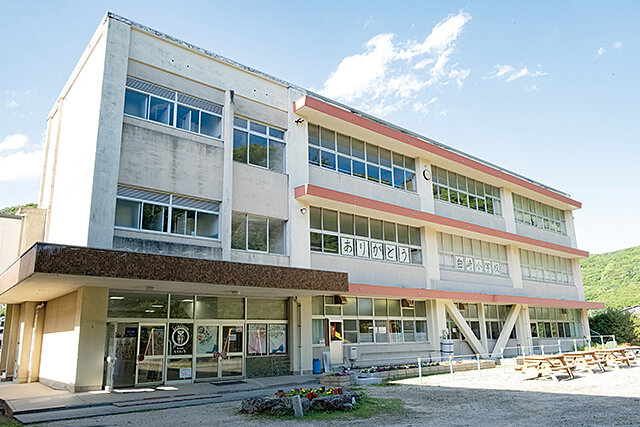 閉校した小学校の校舎を活用してオープンした和洋食堂しらしょう