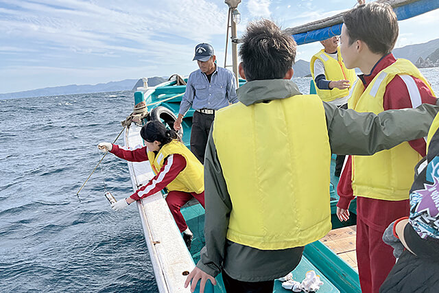 学生の学びをサポートするための県内外から教育旅行。写真は漁船クルーズの様子