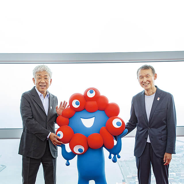 大﨑 洋氏と岸本周平知事。ミャクミャクも一緒に