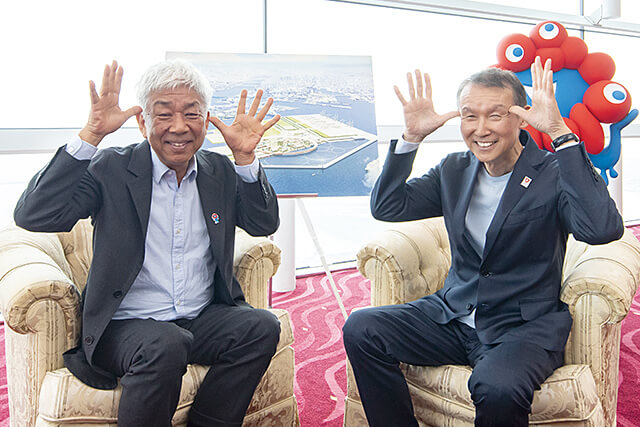 話が盛り上がりポーズをとる大﨑氏と岸本県知事