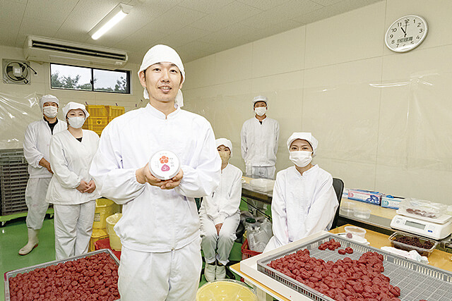 うめひかり代表の山本さんと製造所のスタッフの皆さん