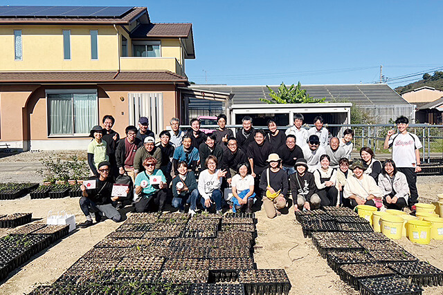 ウバメガシの森を育てる一般参加の企画どんぐリーグ。東京や長野などから駆けつけた32人。