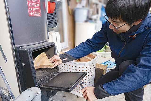 薪を燃やしてお風呂を沸かす様子