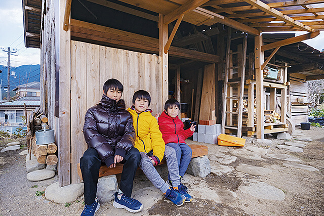 おじいちゃん手作りの小屋と三兄弟