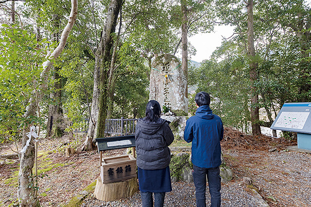 近露王子でお参りする2人
