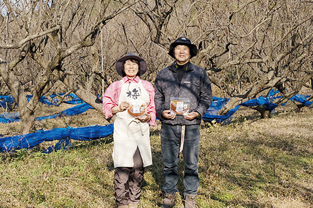 そのまんま梅の床を作った、てらがき農園の寺垣みち子さん(姉)と代表の信男さん(弟)