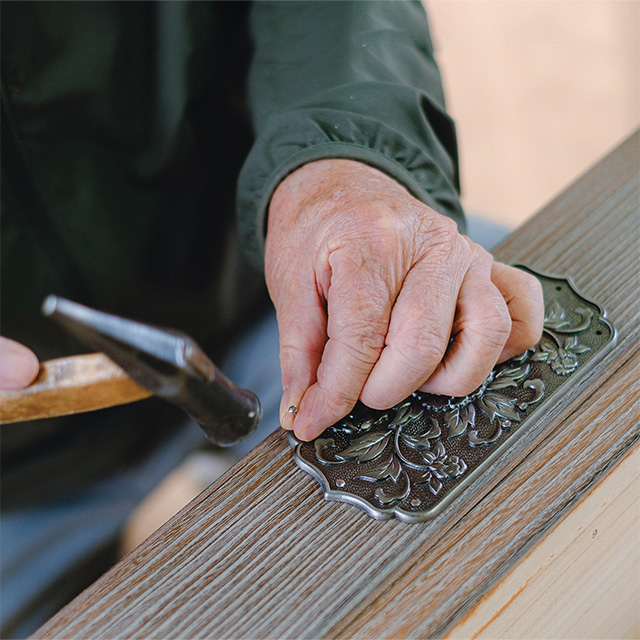 紀州箪笥の飾り金具を作る職人の手元