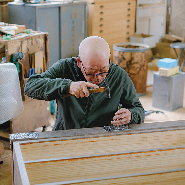 紀州箪笥と飾り金具を作る作業中の職人