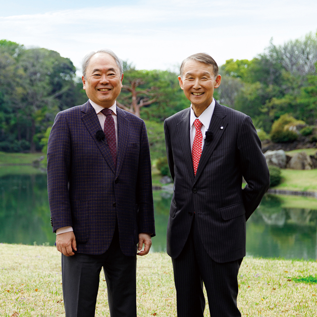 横に並んで立つ株式会社 IGPIグループ会長 株式会社日本共創プラットフォーム(JPiX)代表取締役会長 冨山和彦氏と岸本周平知事