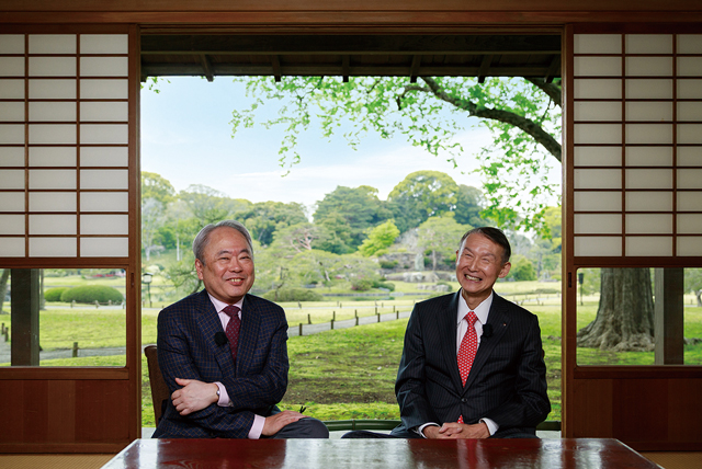 対談中の冨山和彦氏と岸本和歌山県知事
