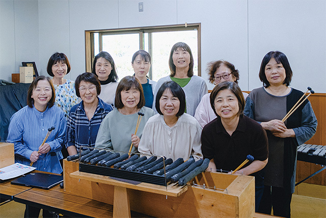 秋津川中学校の元音楽の先生から指導を受けて毎週練習している「秋津川炭琴サークル」の皆さん