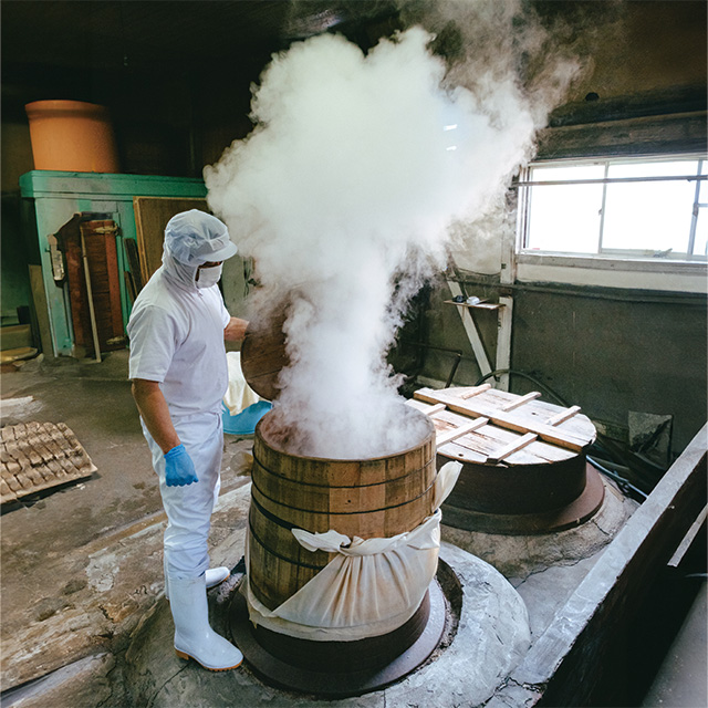 材料を蒸気で蒸す木製の甑(こしき)