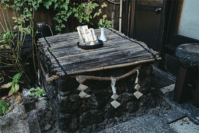 大切に祀（まつ）られている蔵の庭の創業当時からある井戸