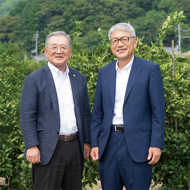 横に並んで立つ株式会社早和果樹園会長 秋竹新吾氏と宮﨑泉知事