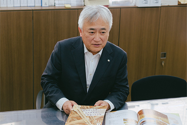 紀州材について語る和歌山県建築士事務所協会会長の城本章広さん