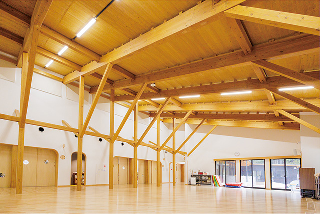 木の温もりを裸足で感じられるよう床暖房を採用した高野山こども園の館内