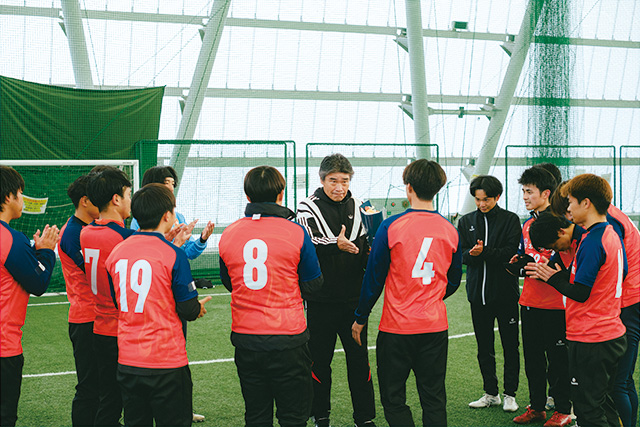 集まった選手たちに手ぶりを交えて話をする今西晃一監督