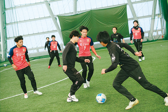 今季最後の練習でミニゲームを行う選手たち