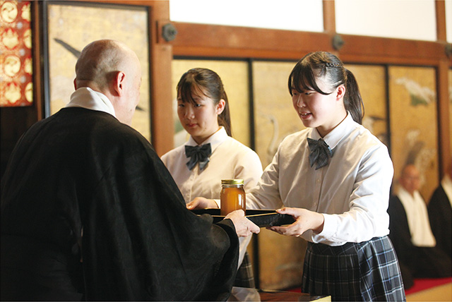 高野山金剛峯寺に榧油を奉納する部員たち