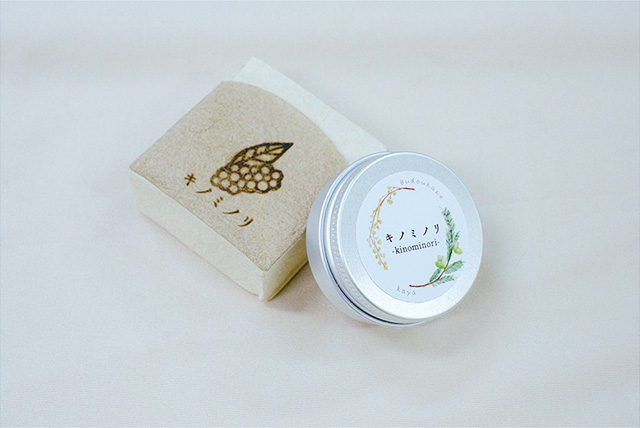 ブドウハゼの蝋と榧の精油を使用した「マルチバーム キノミノリ」