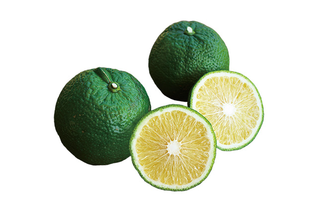 緑色の皮のじゃばらの果実とじゃばらの横断面