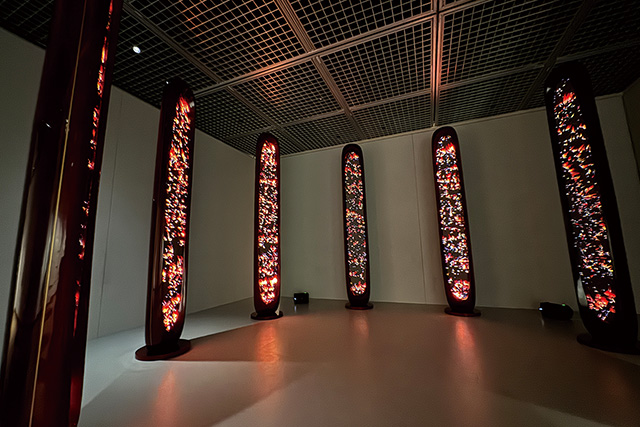 「今号の「和」題」のイメージ。和歌山県立近代美術館で開催中の企画展「万博のレガシー  ー解体と再生、未完の営為を考えるー」の様子。