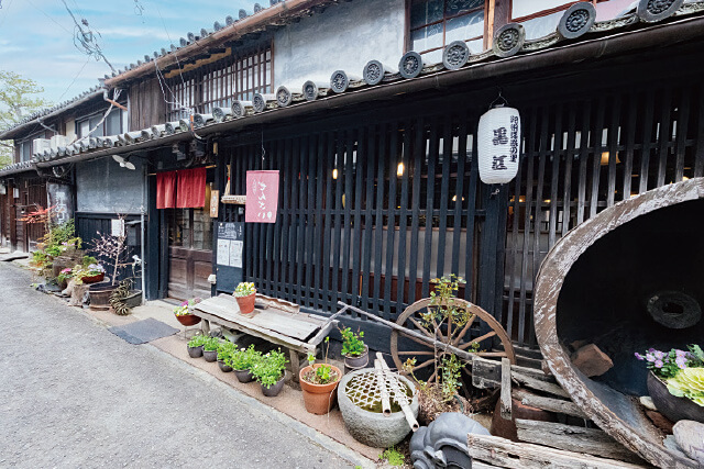 築約180年の元塗師職人の工房兼住居をリノベーションした古民家カフェ。