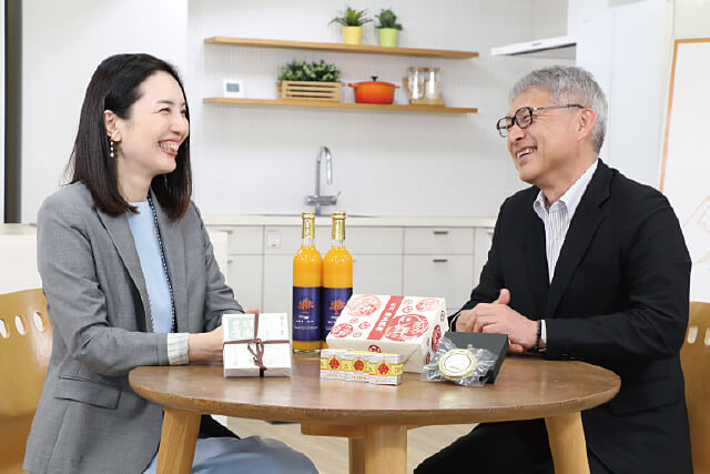 対談中の粟飯原理咲氏と宮崎 泉和歌山県知事