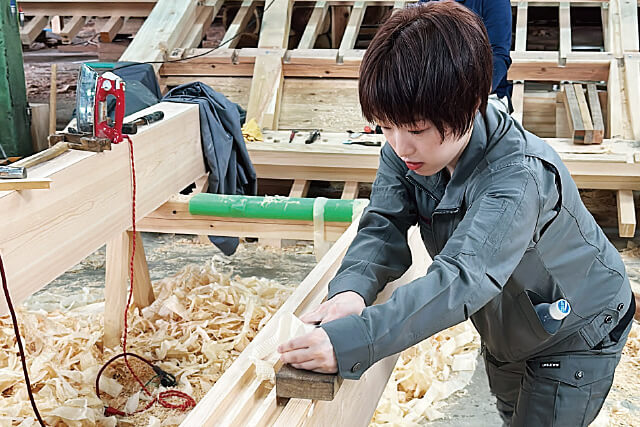 職人の指導のもと、カンナ掛けなど本格的な大工仕事にも挑戦する参加者
