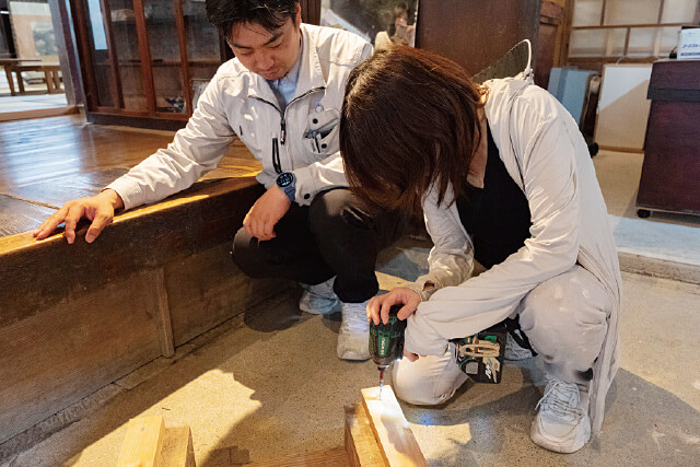 後さんの指導のもと、電動ドライバーを使った作業に挑戦する飽田さん